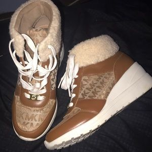 These are new they only been tryed on and didn’t fit